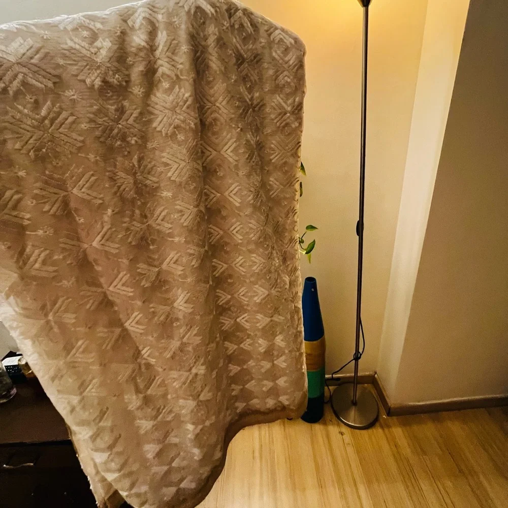 Lucknowi thread Embroidered Saree with slim Petticoat - Picture 7 of 15